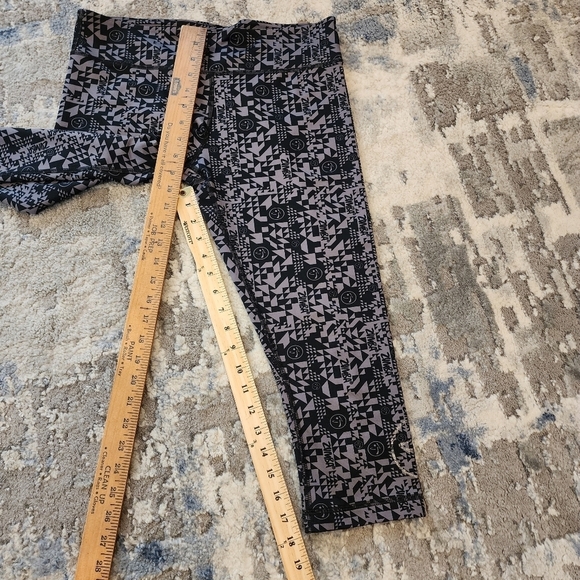 Zumba cropped leggings.  Size medium - Picture 15 of 16